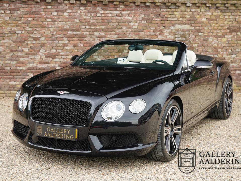 Image 34/50 of Bentley Continental GTC V8 (2014)