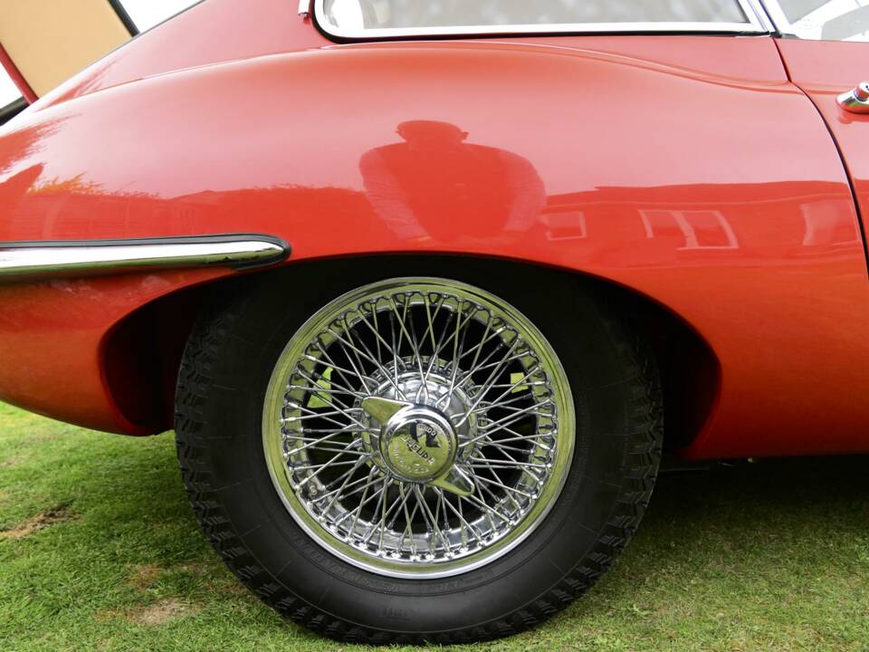 Image 40/50 de Jaguar E-Type (1968)