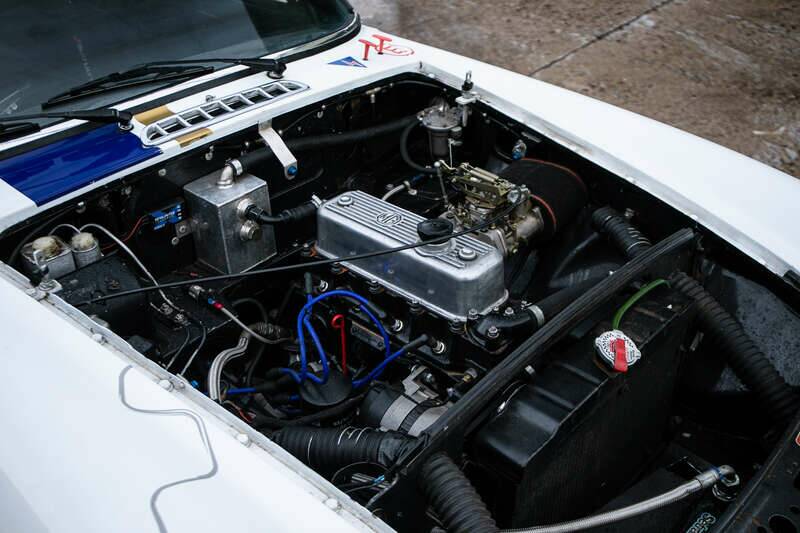 Image 16/42 of MG MGB GT (1972)
