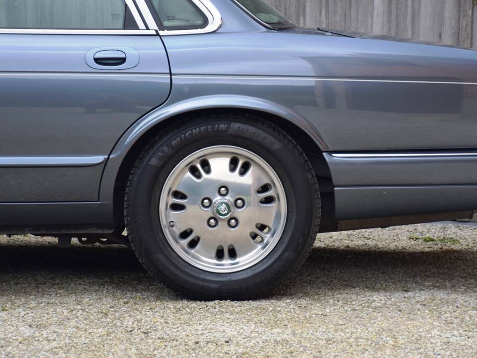 Image 17/40 of Jaguar XJ 6 4.0 Sovereign (1995)