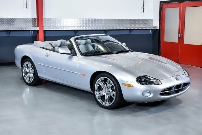 Image 6/7 de Jaguar XK8 4.2 (2003)