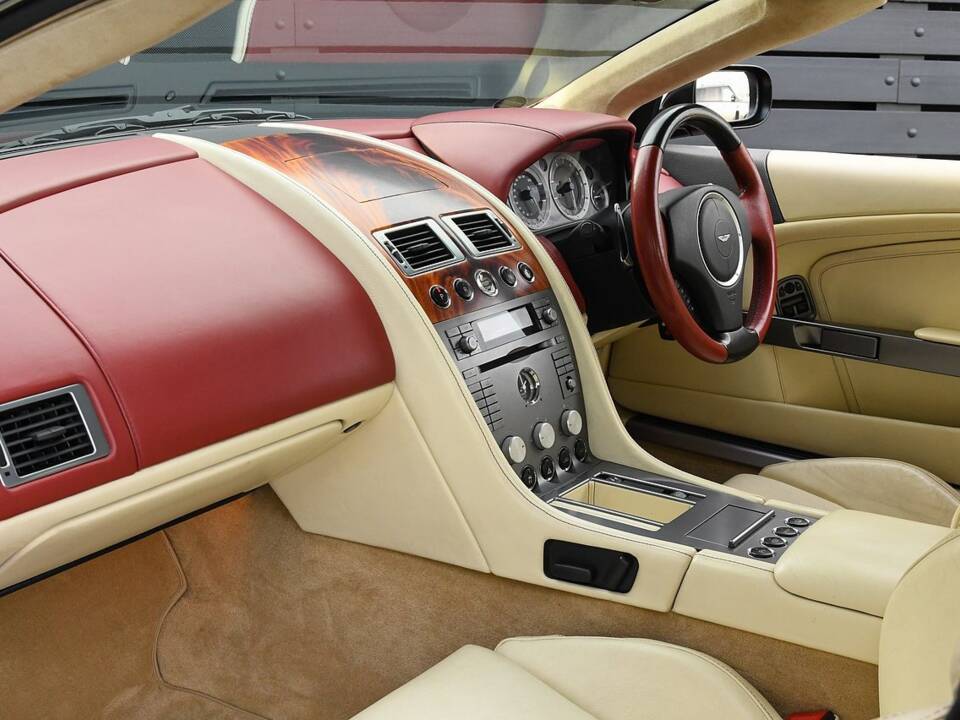 Image 17/26 of Aston Martin DB 9 Volante (2006)