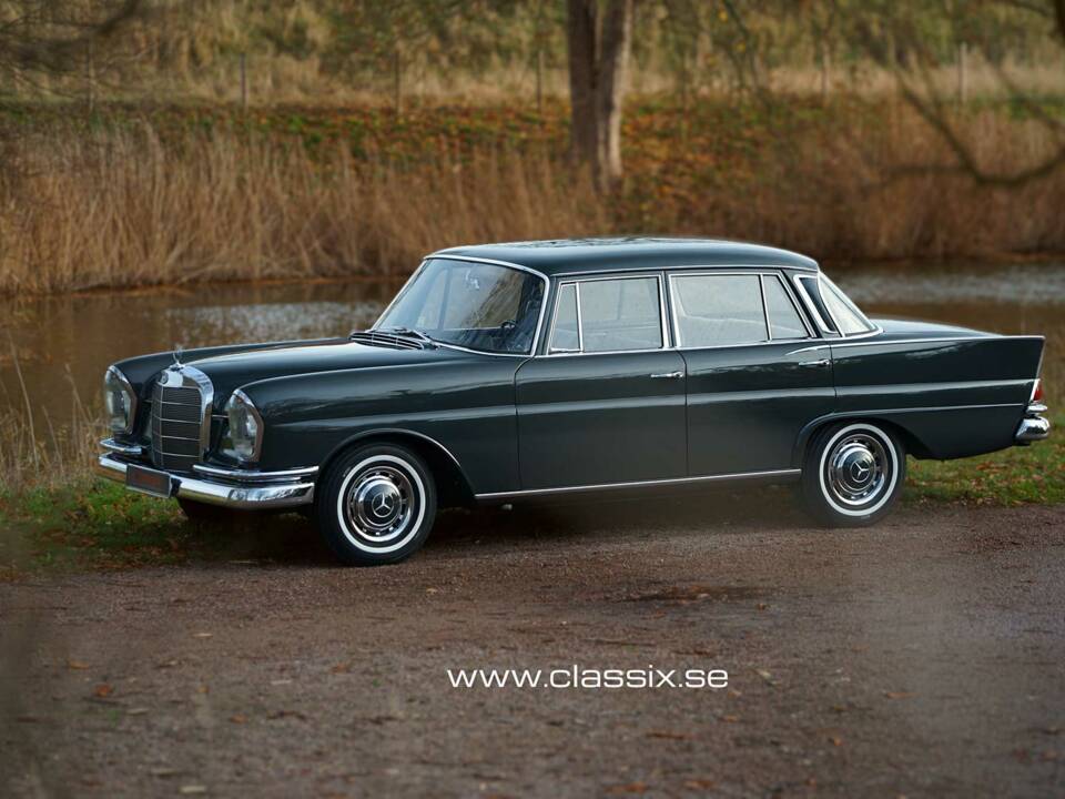 Image 20/24 of Mercedes-Benz 220 S b (1965)