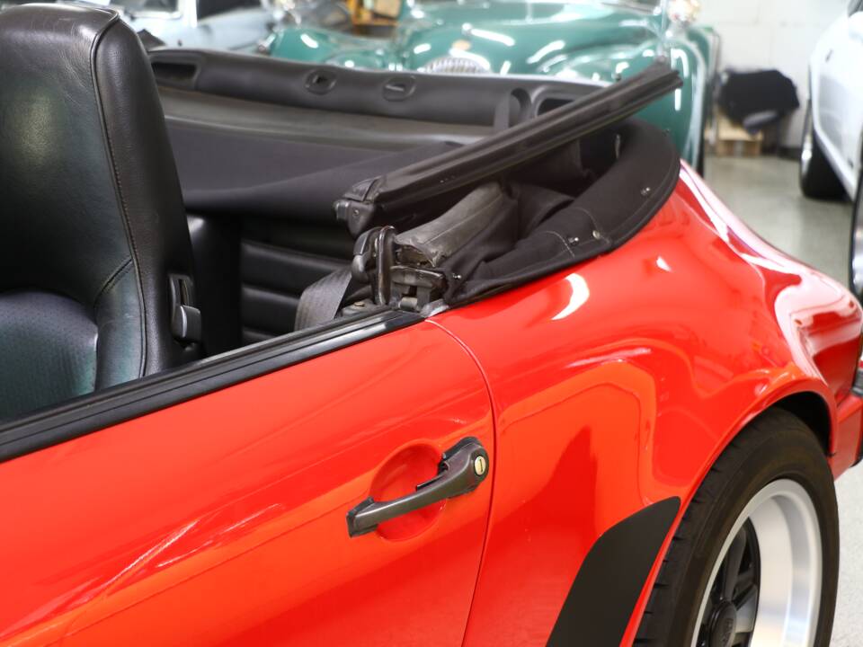 Image 16/47 of Porsche 911 Carrera 3.2 (1989)