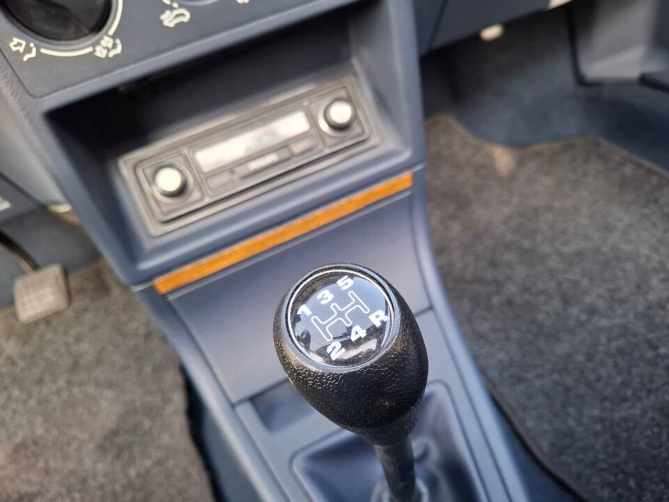 Image 17/27 de Peugeot 309 (1990)