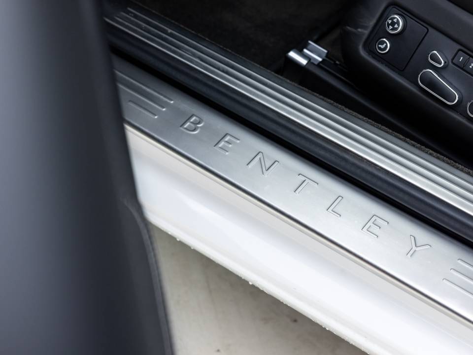 Image 13/38 de Bentley Continental GT V8 (2014)