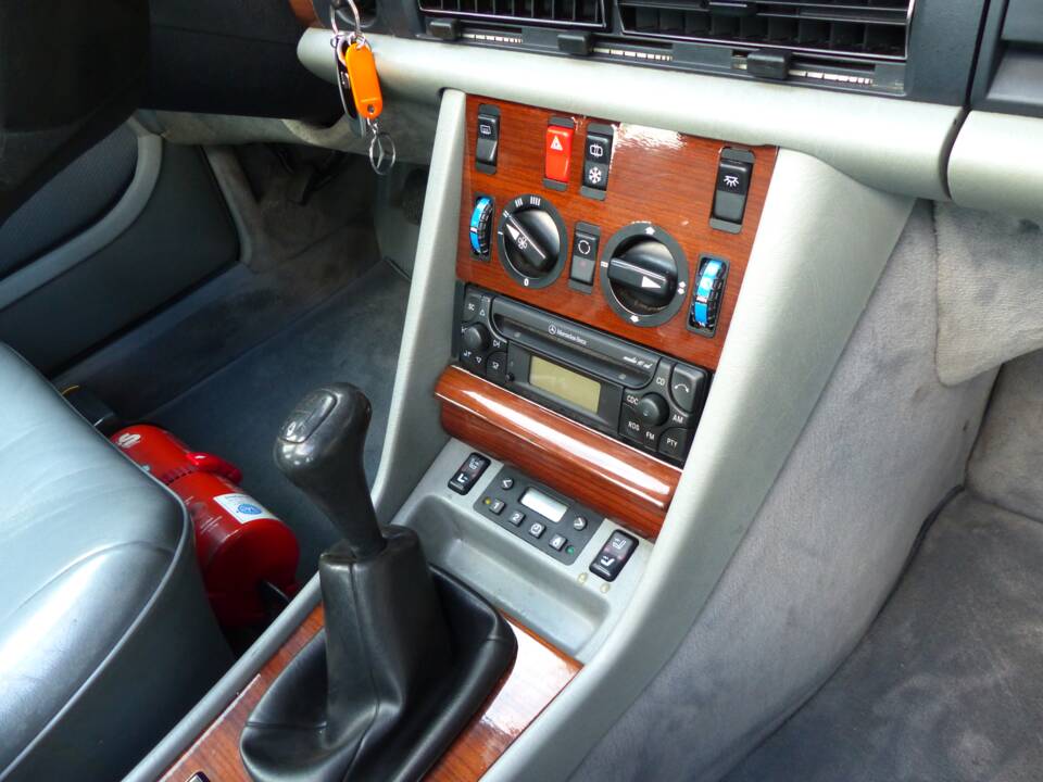 Imagen 15/16 de Mercedes-Benz 300 SE (1987)
