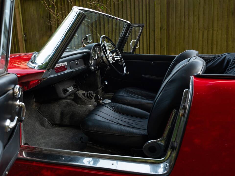 Image 16/27 of Alfa Romeo 2600 Spider (1964)