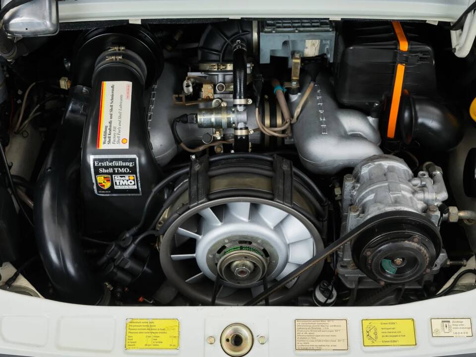 Afbeelding 24/26 van Porsche 911 Carrera 3.2 (1988)