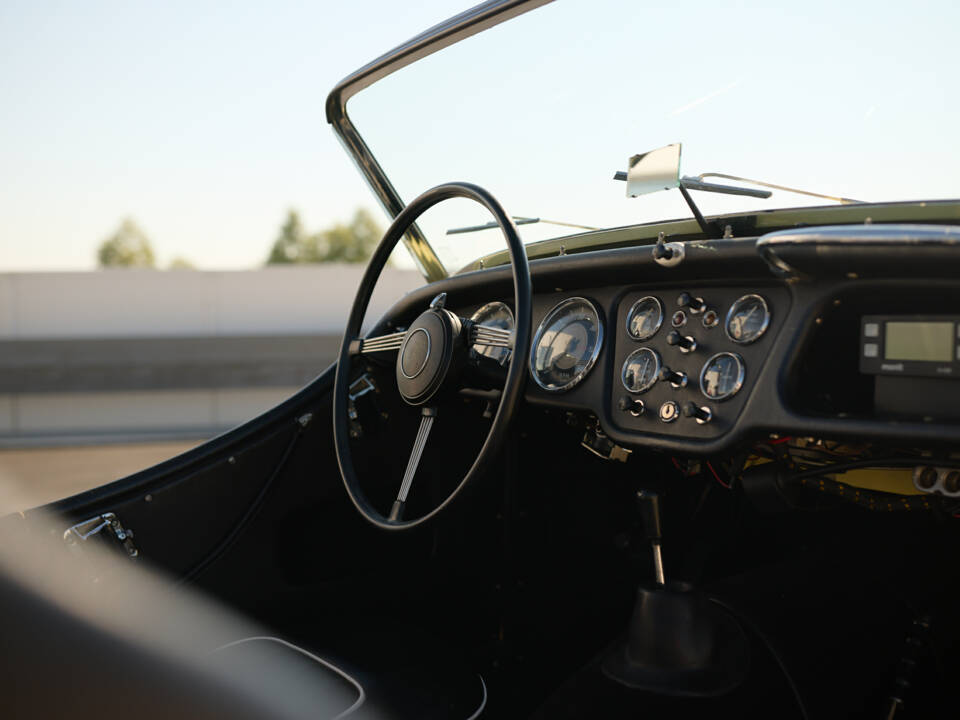 Image 72/89 of Triumph TR 3 (1956)