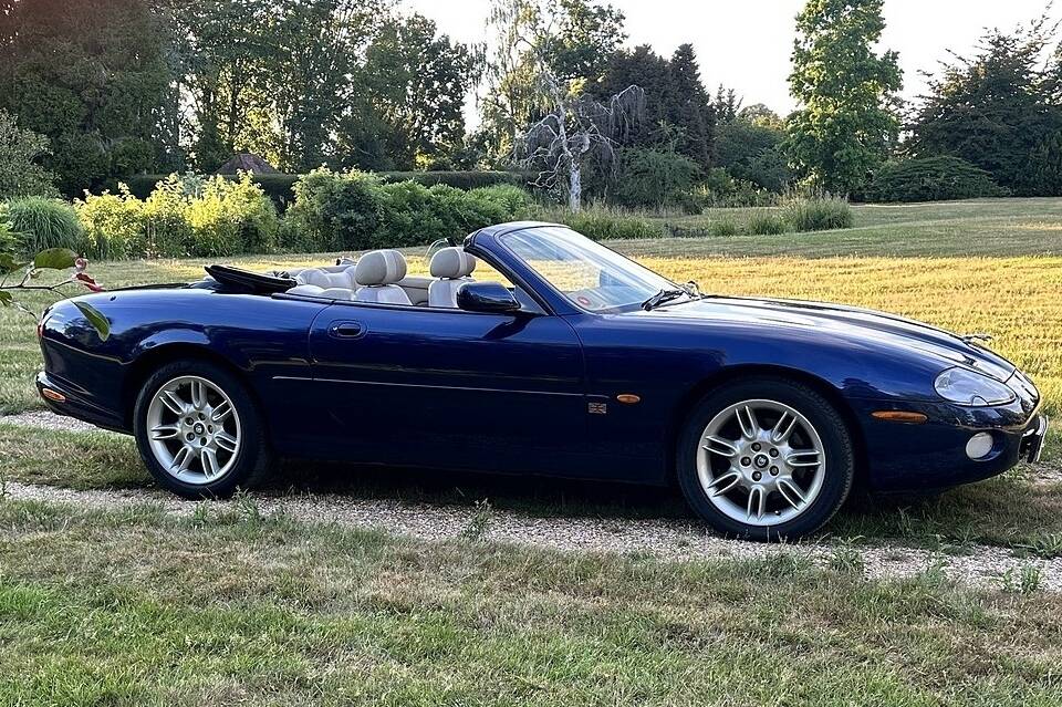 Image 35/36 of Jaguar XK8 4.0 (2001)