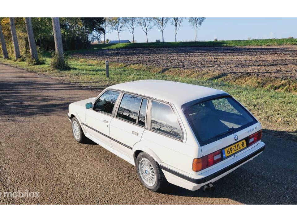 Image 24/35 of BMW 325ix Touring (1991)