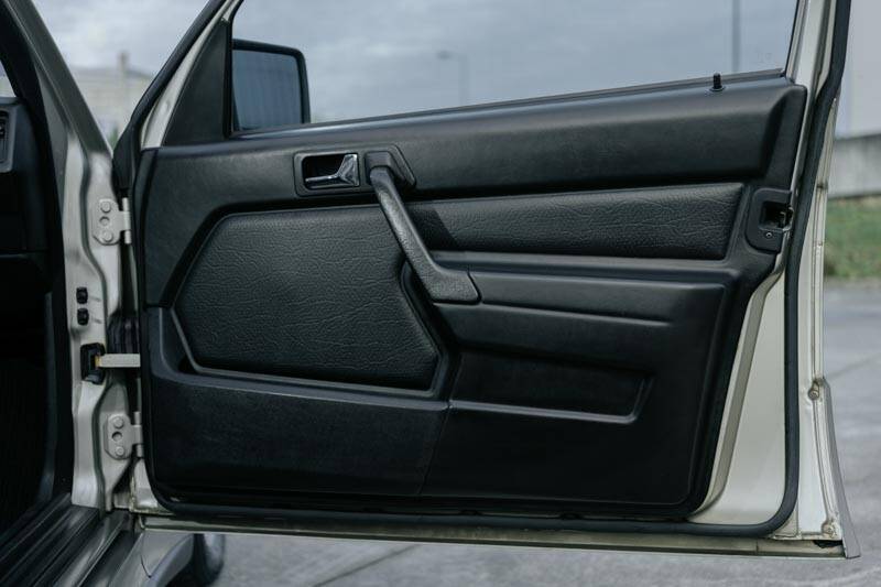 Image 32/69 de Mercedes-Benz 190 E 2.3-16 (1988)