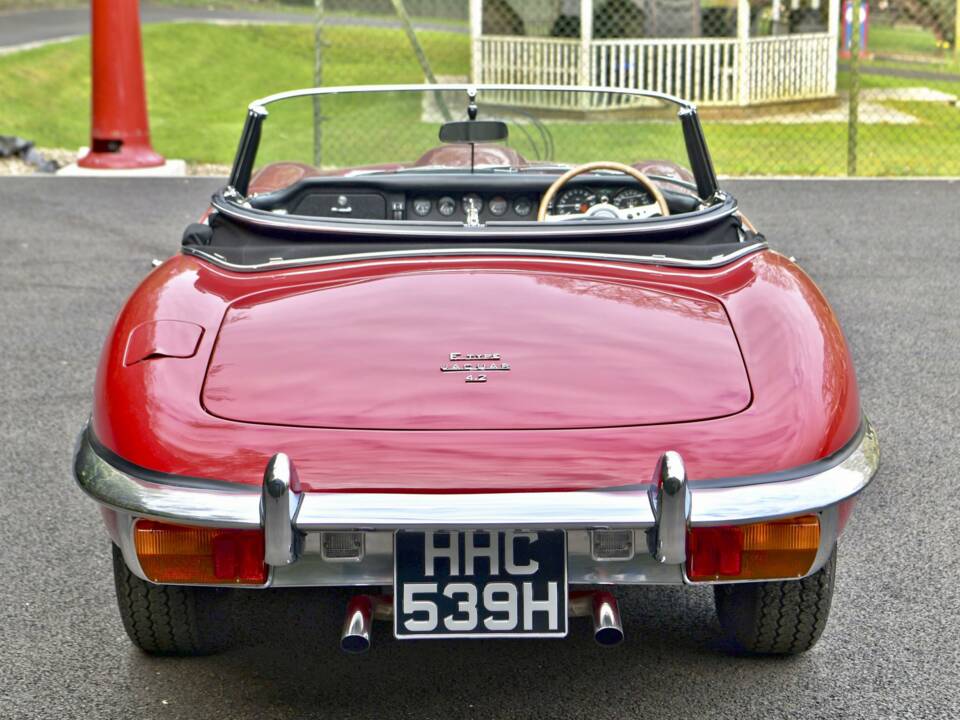 Image 15/49 de Jaguar E-Type (1970)