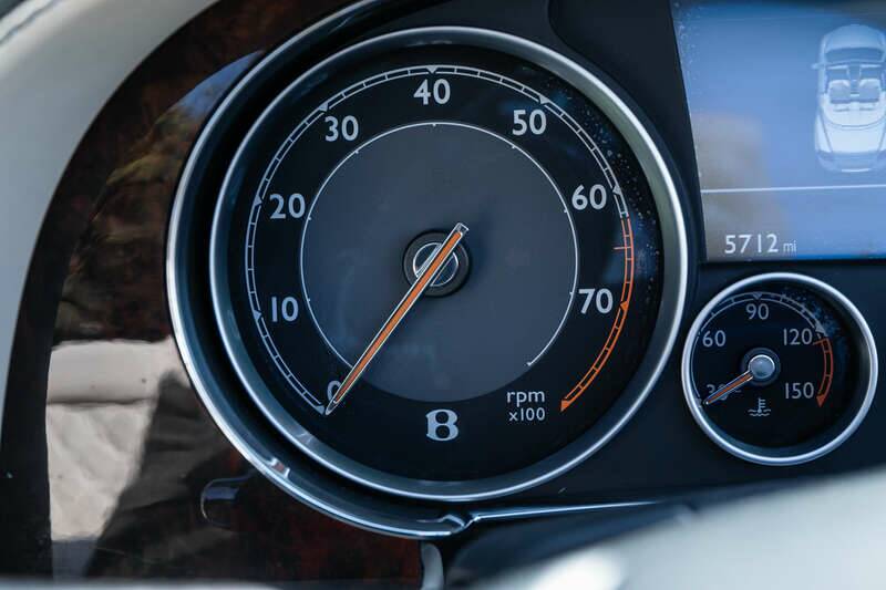 Image 19/38 of Bentley Continental GTC V8 (2013)