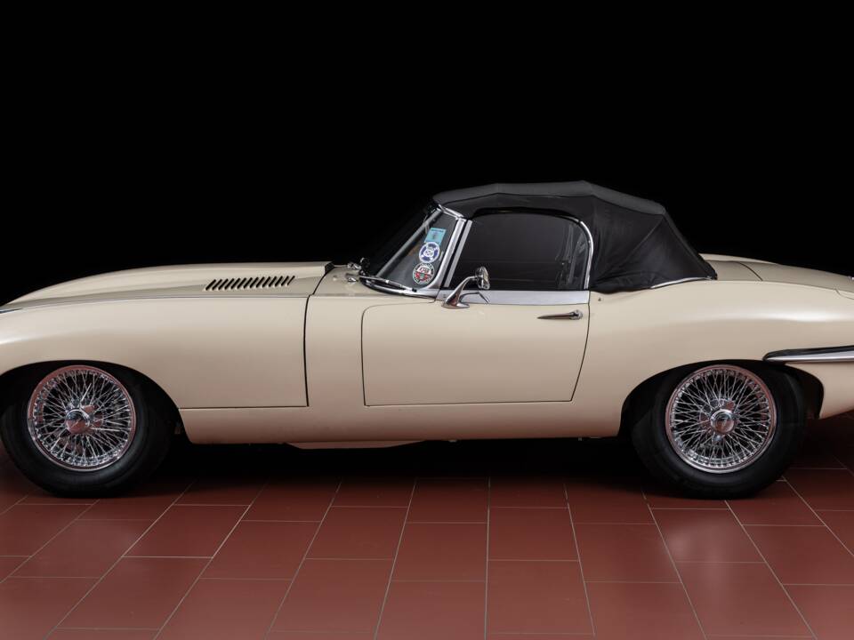 Image 4/7 de Jaguar E-Type (1970)