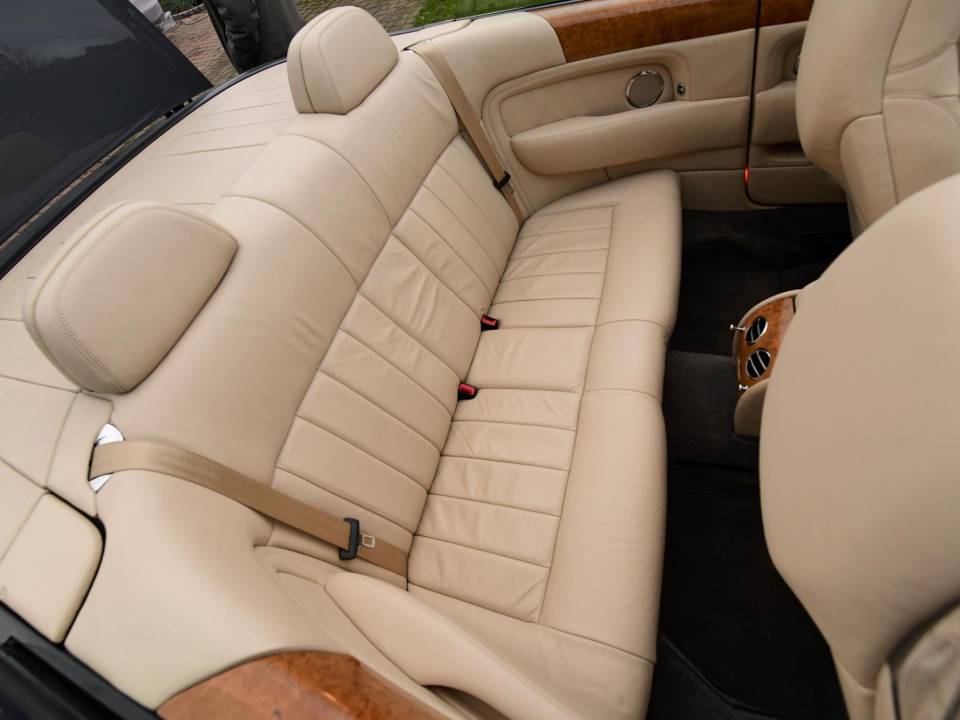 Image 38/50 of Bentley Azure (2007)