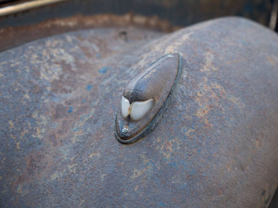 Image 40/134 of Ford V8 (1937)