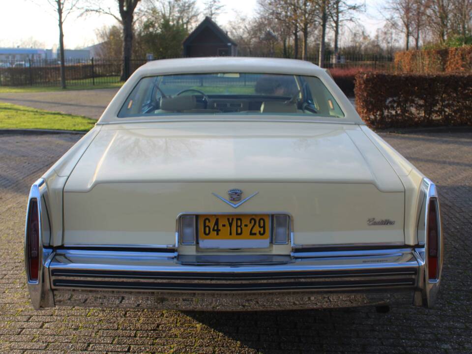 Image 9/56 of Cadillac Coupe DeVille (1977)