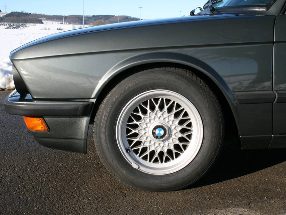 Image 23/65 of BMW 520i (1987)