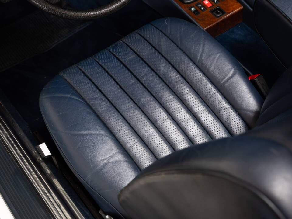 Image 21/35 de Mercedes-Benz 500 SL (1984)