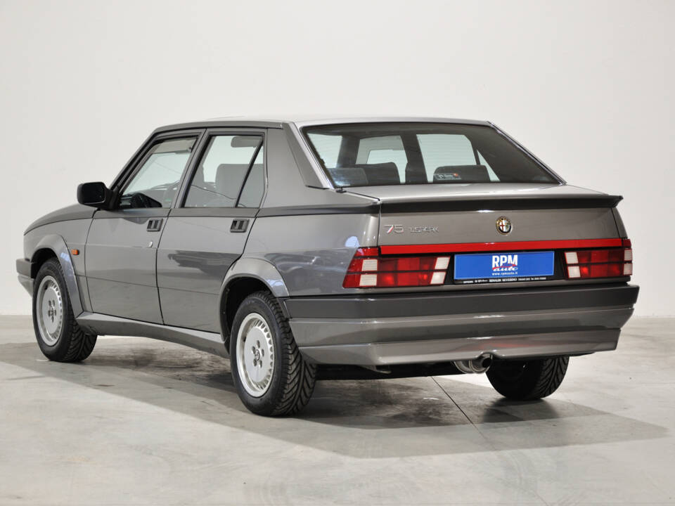 Imagen 23/34 de Alfa Romeo 75 2.0 Twin Spark (1991)