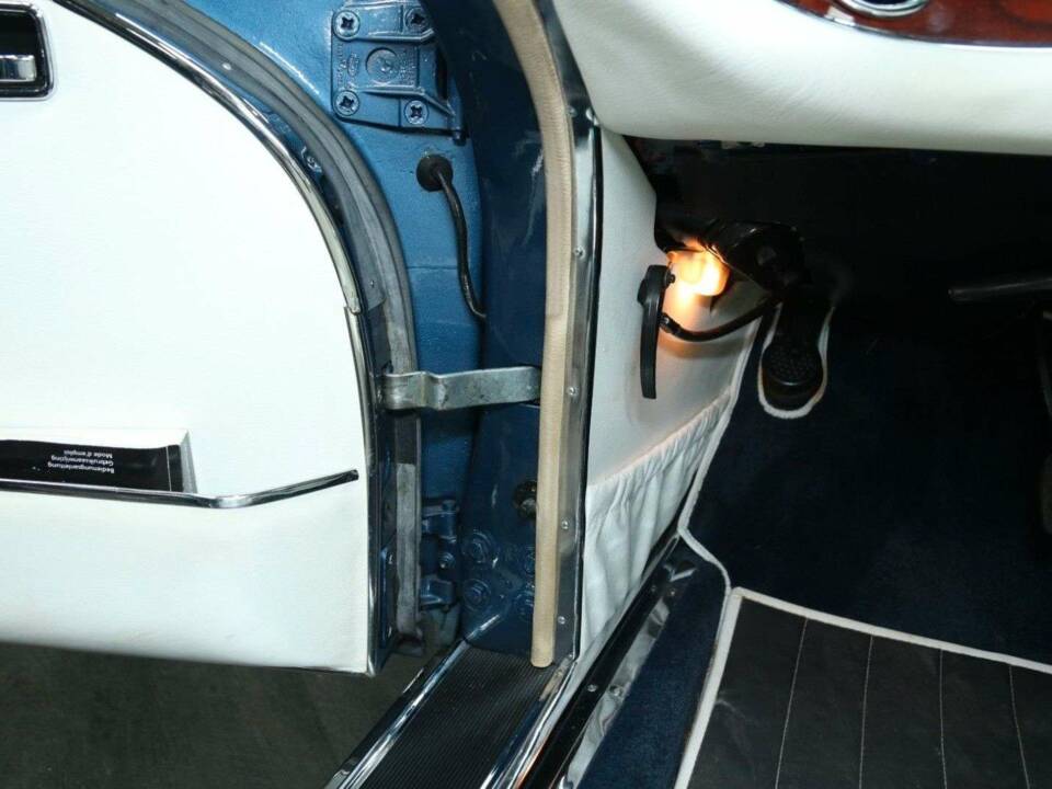 Image 13/50 of Mercedes-Benz 280 SE 3,5 (1971)
