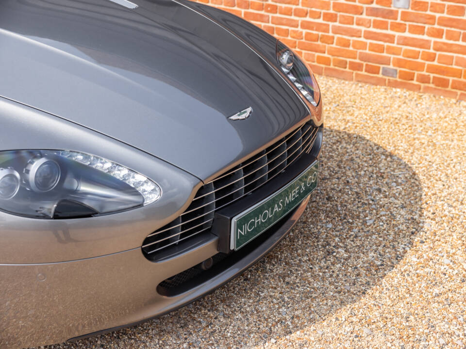 Image 56/64 of Aston Martin V8 Vantage (2010)