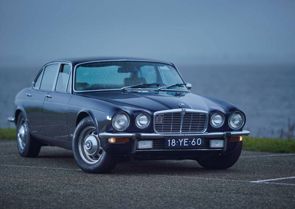Image 8/26 de Jaguar XJ 6 L 4.2 (1976)