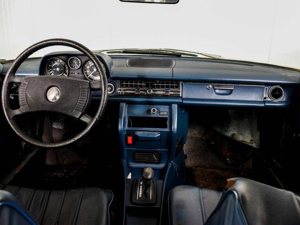 Image 24/50 of Mercedes-Benz 240 D (1976)