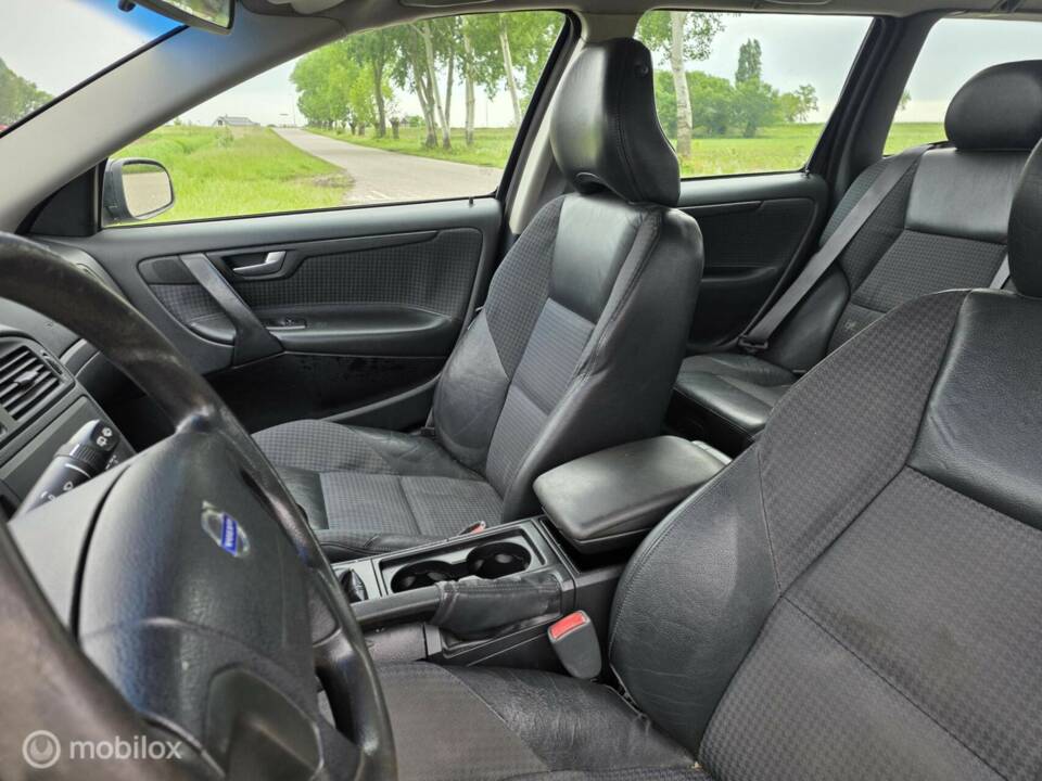 Bild 10/23 von Volvo V 70 2.4 (2003)