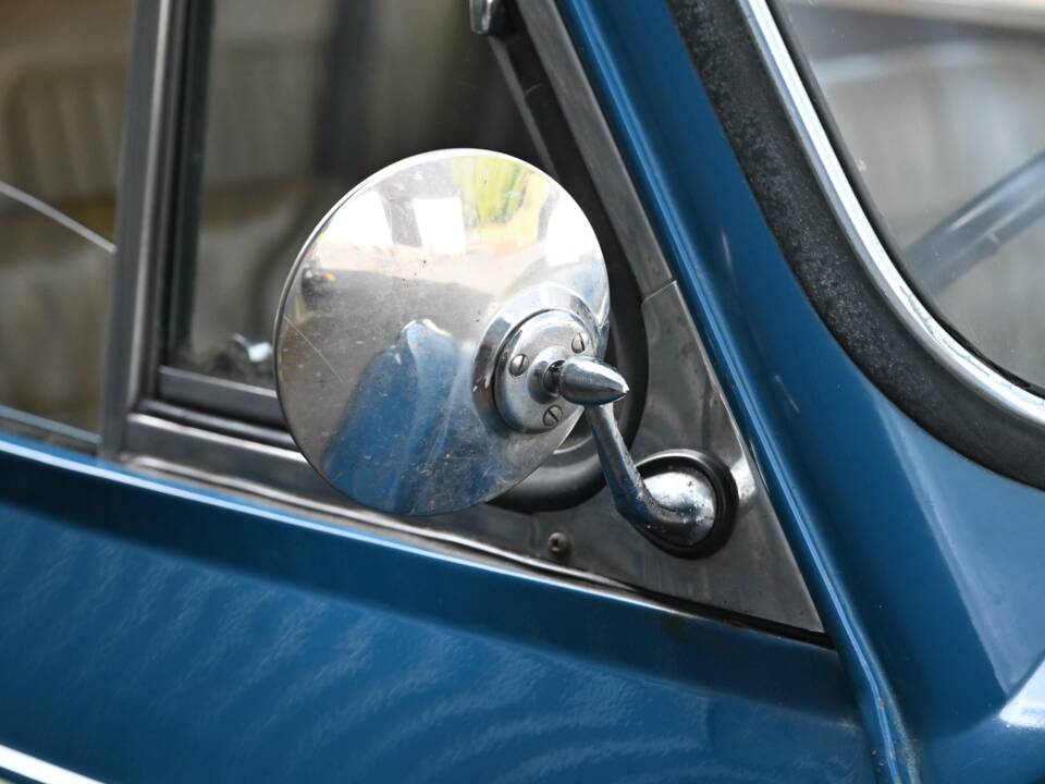 Image 24/50 of Morris Minor 1000 Traveller (1971)