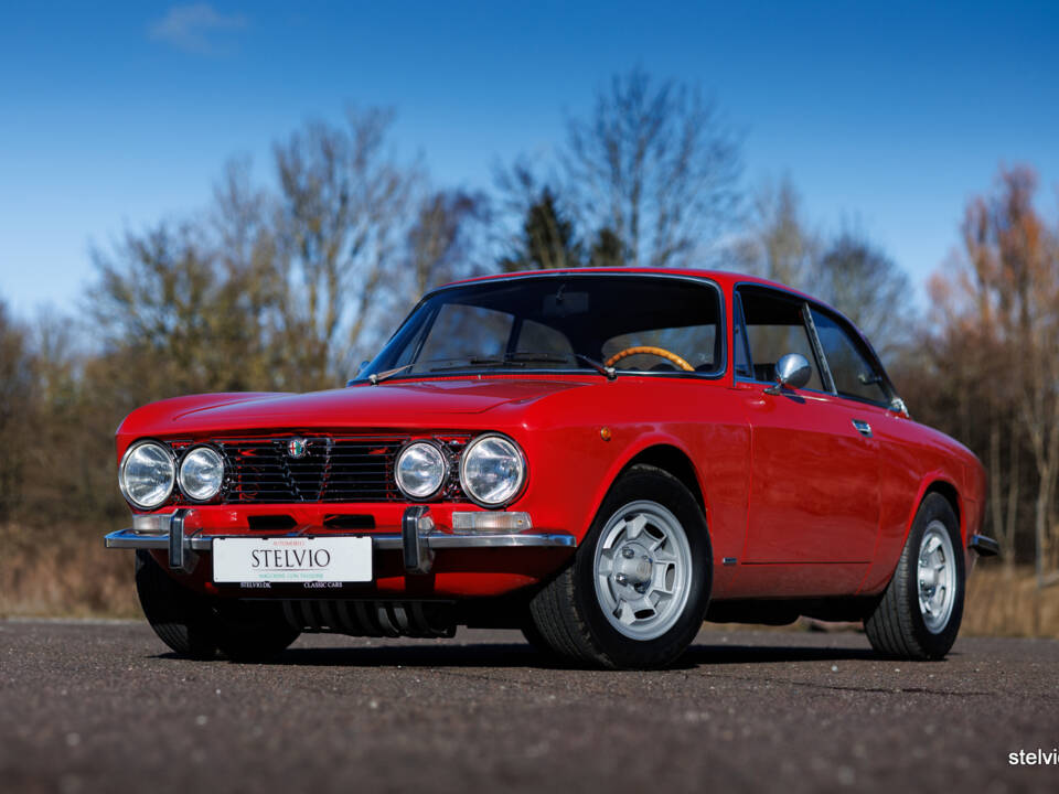Image 4/43 of Alfa Romeo 2000 GT Veloce (1972)