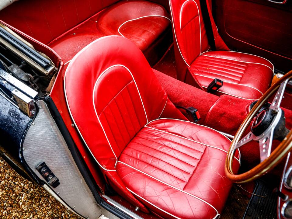 Image 16/26 of Austin-Healey 3000 Mk II (BJ7) (1962)