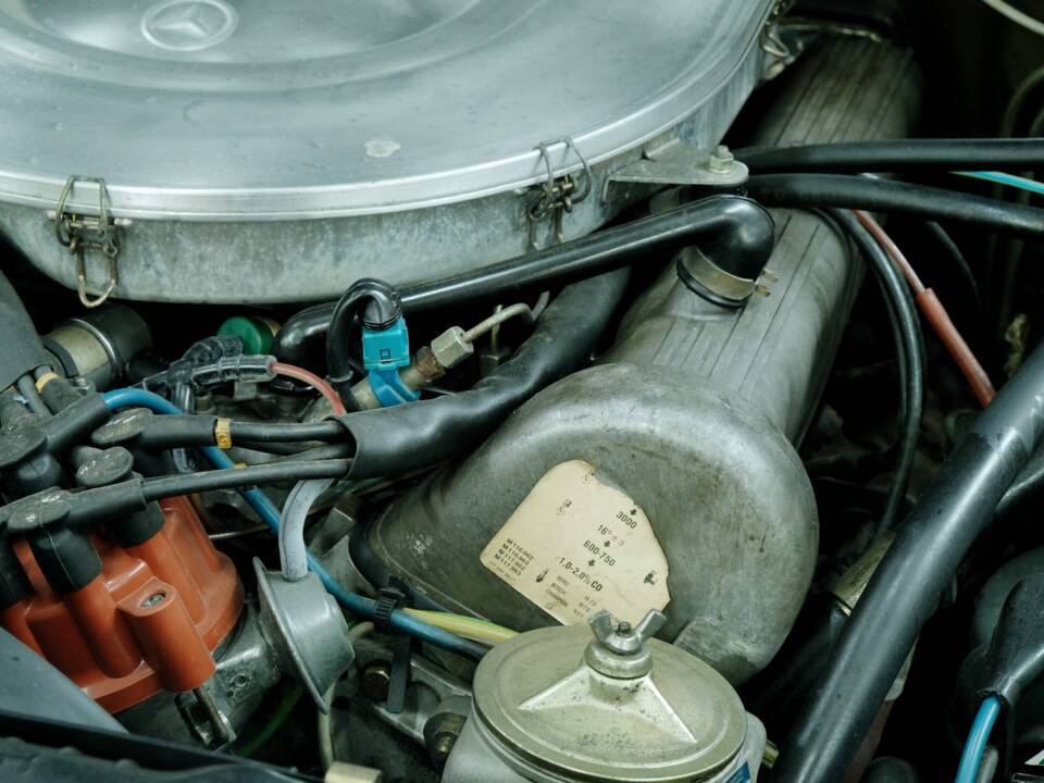 Image 29/50 of Mercedes-Benz 500 SEC (1982)