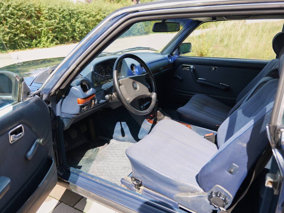 Bild 51/99 von Mercedes-Benz 230 CE (1983)