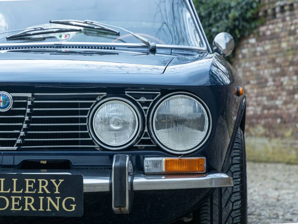 Image 28/50 of Alfa Romeo Giulia GT 1300 Junior (1971)