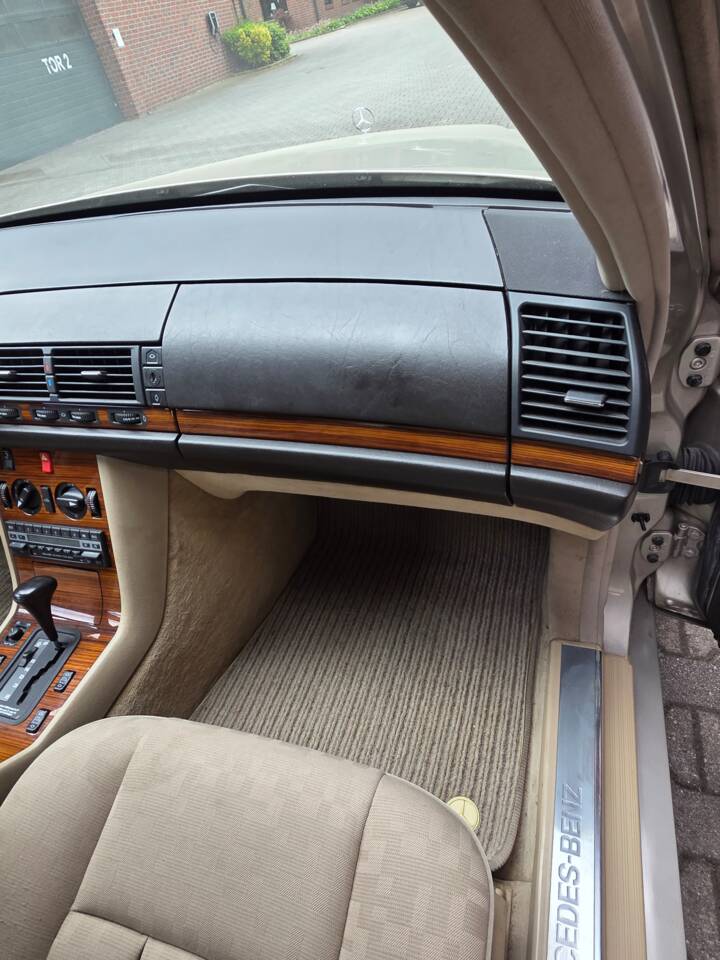 Image 39/103 de Mercedes-Benz 300 SE (1991)