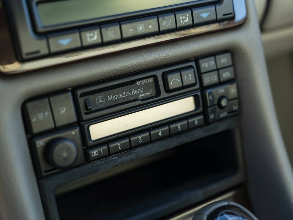 Image 39/50 of Mercedes-Benz CLK 200 (1997)