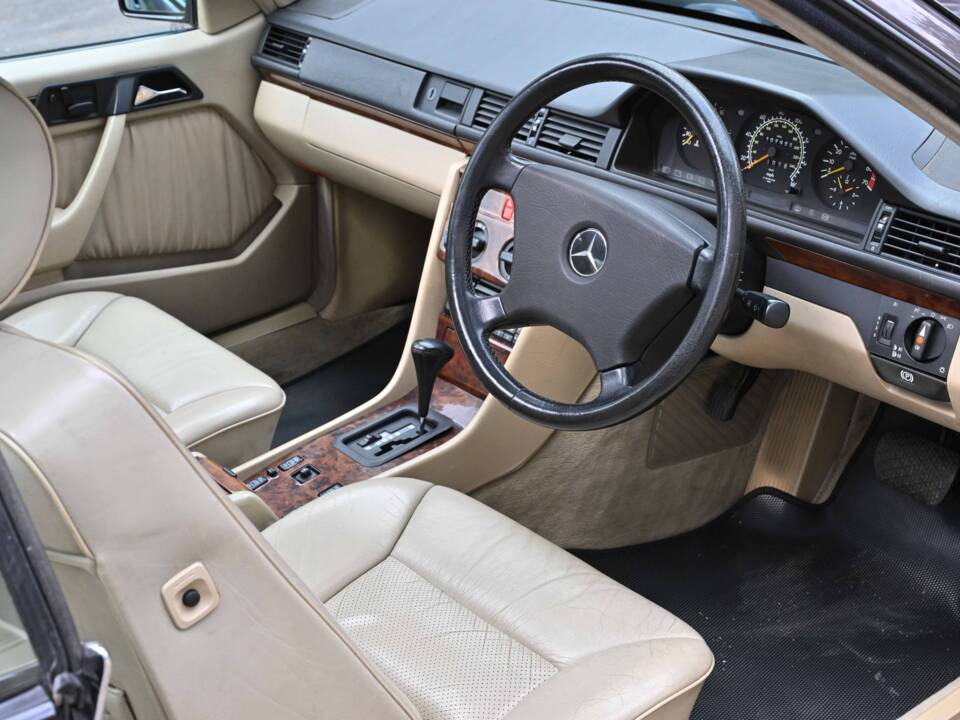 Imagen 5/8 de Mercedes-Benz 300 CE (1993)