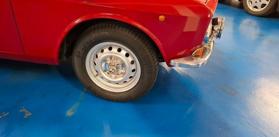 Image 16/32 of Alfa Romeo Giulia GT 1300 Junior (1974)