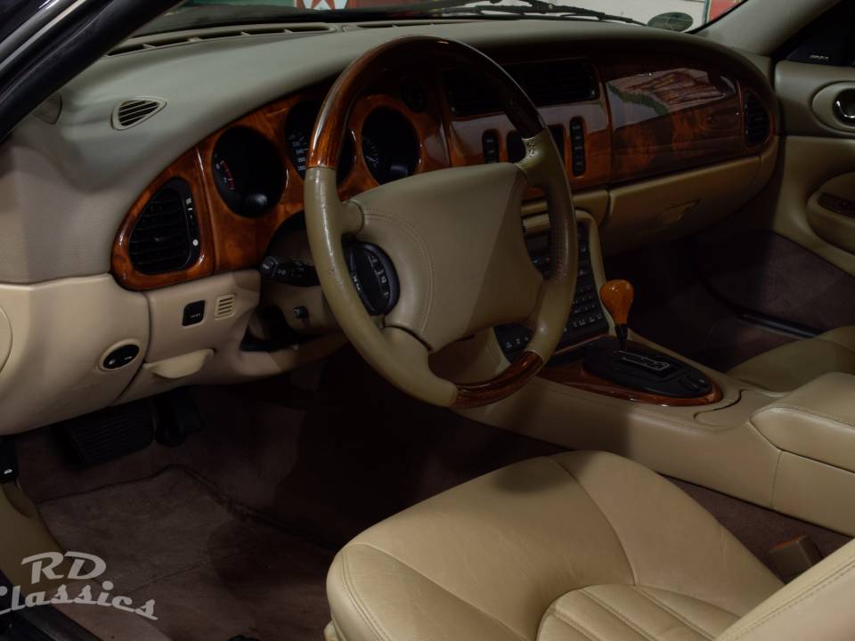 Image 17/50 of Jaguar XKR (2000)
