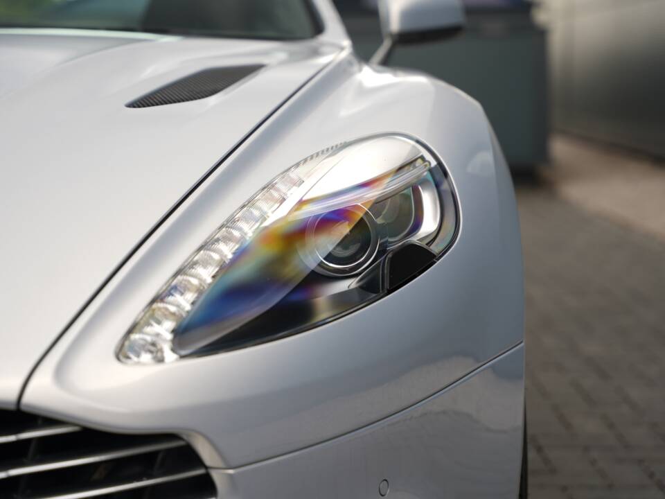 Image 34/50 of Aston Martin Vanquish (2014)