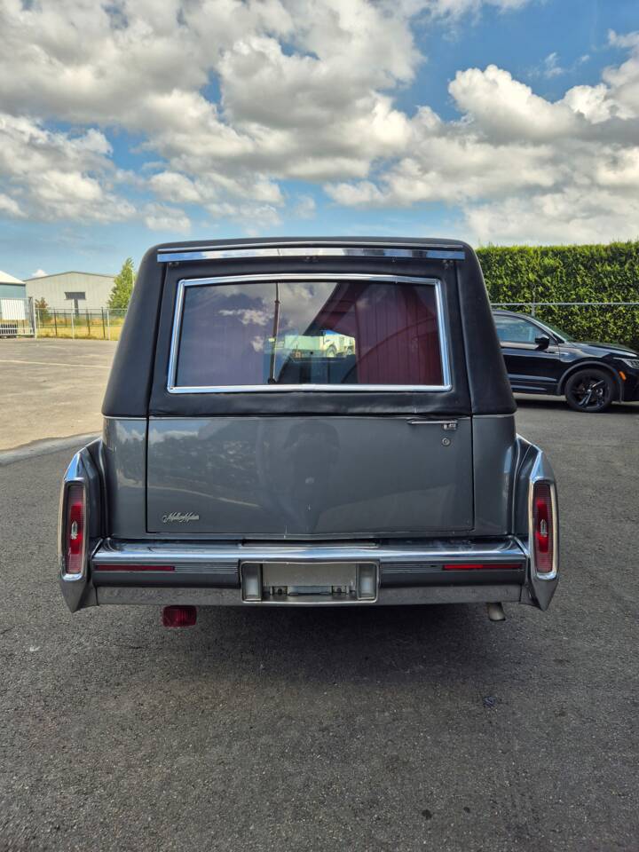 Image 8/8 of Cadillac Fleetwood Brougham (1992)