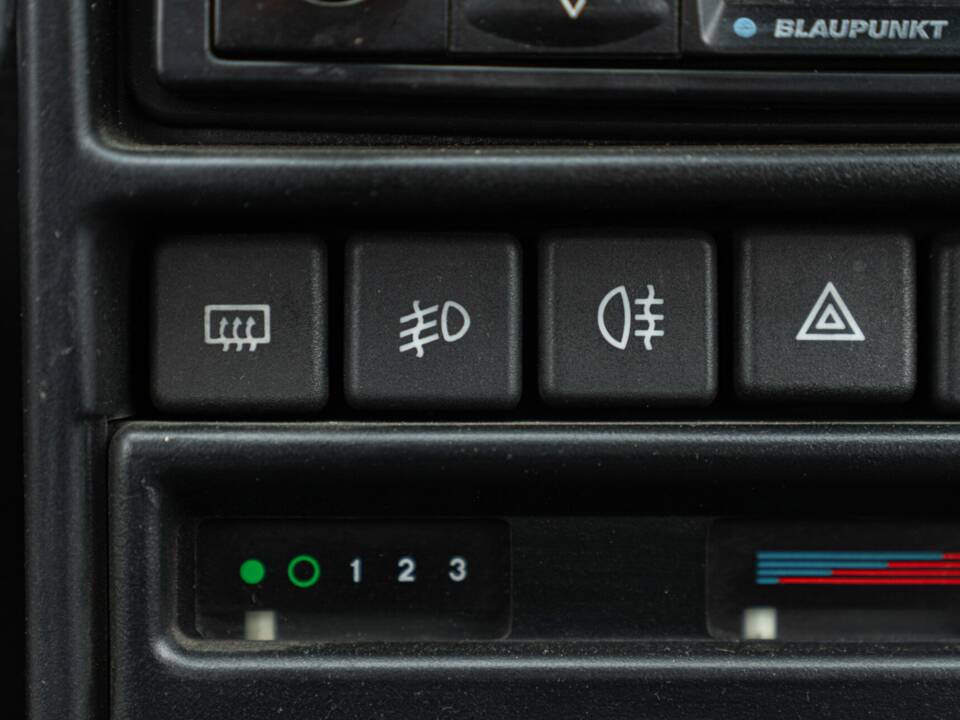 Image 42/50 of Lancia Delta HF Integrale 16V (1989)