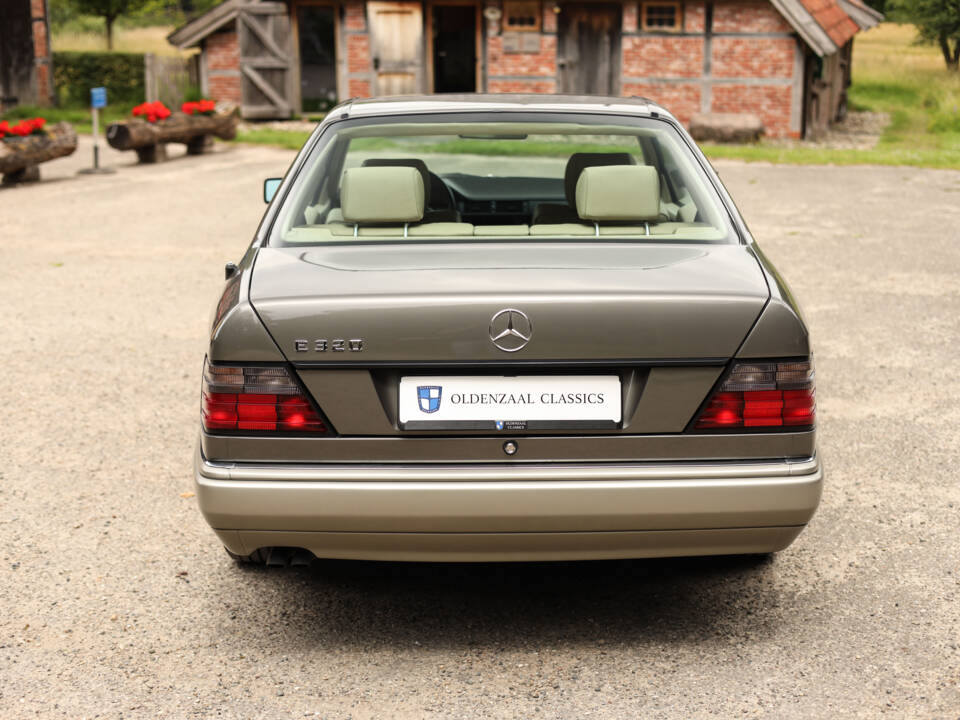 Imagen 6/74 de Mercedes-Benz E 320 (1994)