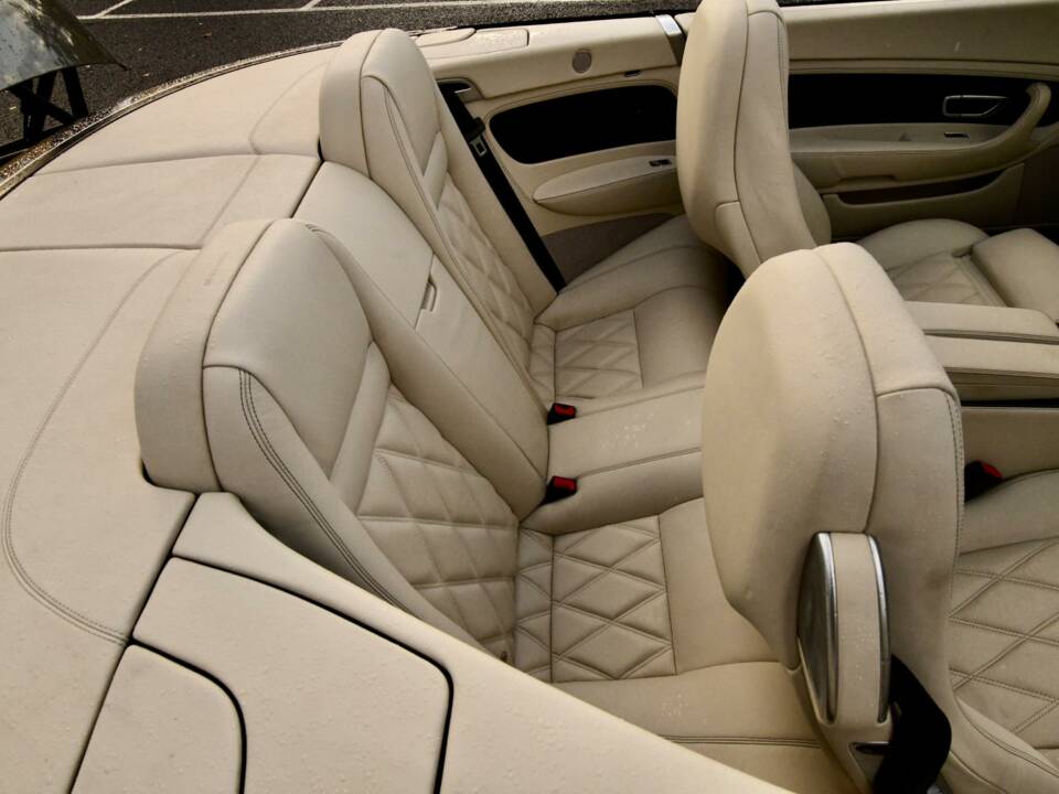 Image 24/50 of Bentley Continental GTC (2011)