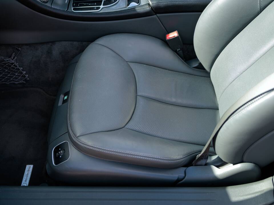 Image 24/50 of Mercedes-Benz SL 350 (2004)