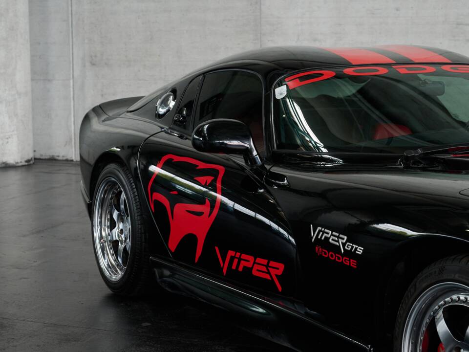 Image 26/50 of Dodge Viper GTS (2005)