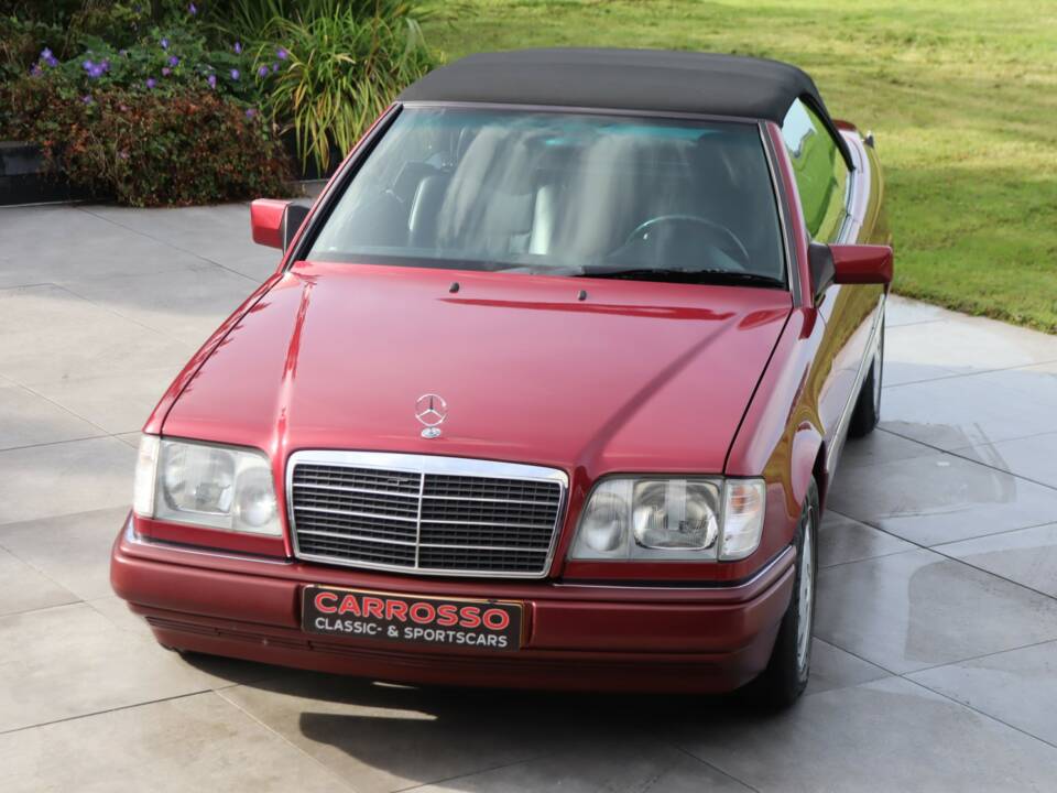Image 28/50 of Mercedes-Benz E 220 (1994)
